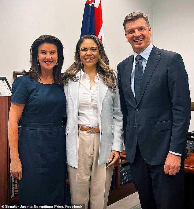 भारतीय इमिग्रेशनवरील टिप्पण्यांमुळे विरोधक बाजूला पडल्यानंतर जॅकिंटा प्राइसची धाडसी नवीन योजना