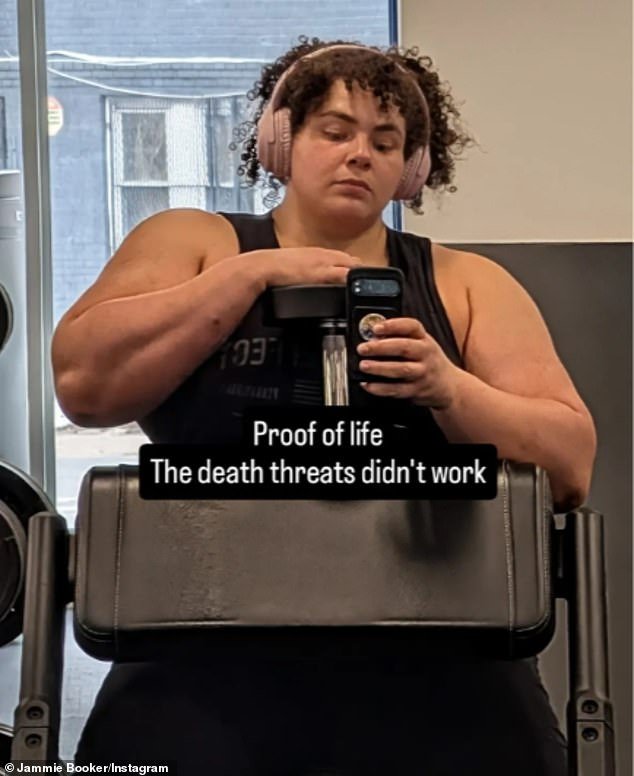 ‘जैविक पुरुष’ जेमी बुकरच्या मृत्यूच्या धमक्यांच्या दाव्यांसह पुनरुत्थान झाला ज्याने त्याला जगातील सर्वात शक्तिशाली महिला पदवीपासून वंचित केले.