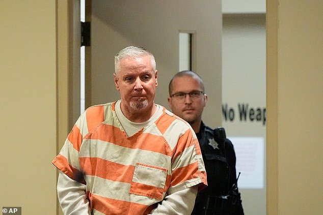 जॉर्जियाच्या एका वडिलांवर खटला सुरू आहे कारण त्याच्यावर शाळेत गोळीबार करण्यापूर्वी आपल्या मुलाला बंदूक दिल्याचा आरोप आहे