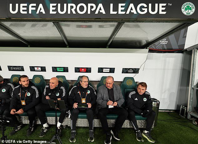 राफा बेनिटेझ ग्रीसच्या उंबरठ्यावर आहे आणि त्याची जागा त्याच्या माजी लिव्हरपूल स्टारने घेतली आहे.