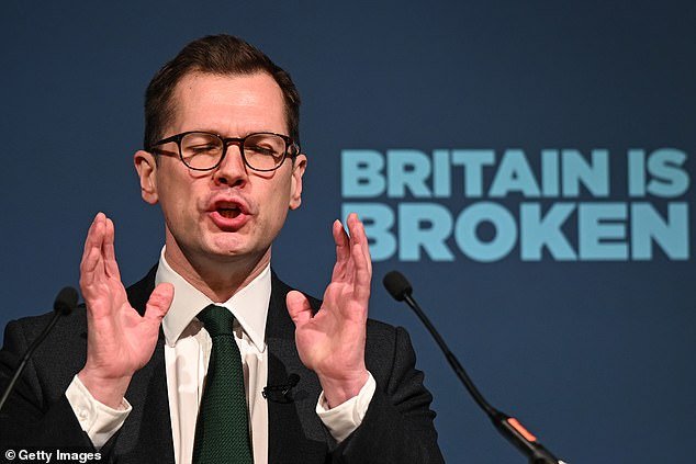 पेन्शन सुधारणा तिहेरी लॉक कायम ठेवेल? रॉबर्ट जेनरिकने आपल्या समर्थनाचे संकेत दिले, पक्ष नेहमी वृद्ध लोकांची काळजी घेईल – परंतु फॅरेज म्हणतात की त्याचे भविष्य ‘वादविवादासाठी’ आहे