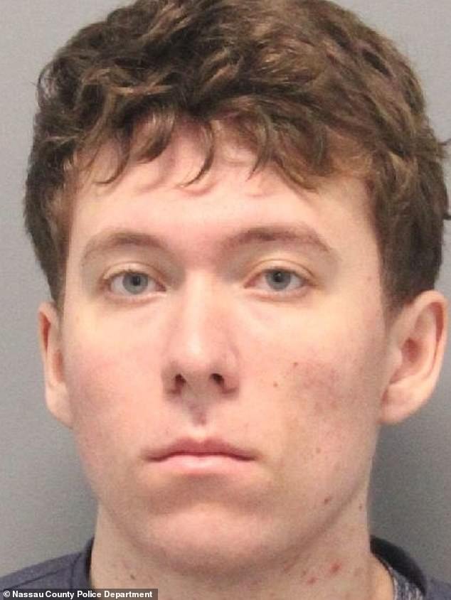 चित्र-परिपूर्ण उपनगरीय कुटुंब फाटल्यानंतर उद्ध्वस्त बहिणीचा संदेश, जेव्हा वेड लागलेल्या भावाने, 21, मोठ्या भावाला $700,000 च्या घरात क्रॉसबोने तोंडावर गोळी मारली