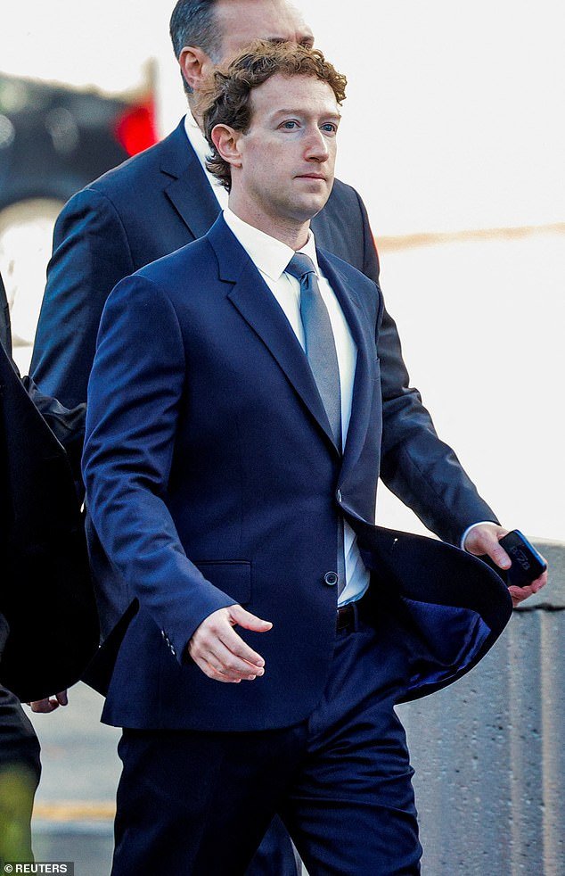 मार्क झुकेरबर्ग त्याच्या वकिलांनी त्याच्या महत्त्वाच्या सोशल मीडिया व्यसनमुक्तीच्या खटल्यात लढण्यासाठी अयोग्य दाव्यात न्यायालयात पोहोचला