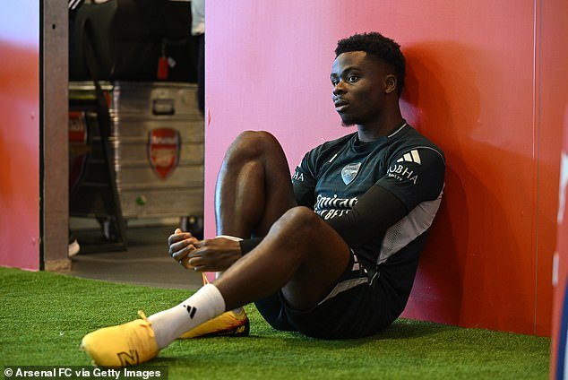 प्रकट: बुकायो साकासह प्रीमियर लीगच्या शीर्ष 10 सर्वाधिक कमाई करणाऱ्यांनी आर्सेनलमध्ये नवीन £300,000-एक आठवड्याच्या करारावर स्वाक्षरी केल्यानंतर मॅन युनायटेड जोडी आणि मॅन सिटी स्टारला धक्का दिला.