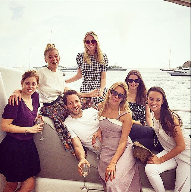 1920 च्या दशकात बीट्रिसने तिची जेट-सेटिंग जीवनशैली कशी व्यवस्थापित केली? राजकुमारी £19,500 कमावत असताना वर्षातून 17 सुट्ट्यांवर गेली – आता एक राजेशाही तज्ञ म्हणतात की एपस्टाईनच्या खुलासे दरम्यान तिच्या प्रवासाला निधी कसा दिला गेला याबद्दल प्रश्न विचारले जाणे आवश्यक आहे