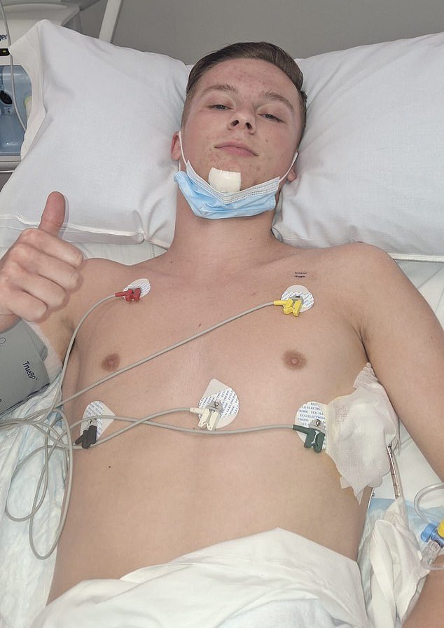 फोन चोराचा पाठलाग करताना टेनेरिफमध्ये चाकूने वार केलेला ब्रिटीश नायक उघडकीस आला की रस्त्यावर रक्त वाहत असताना त्याला वाटले की तो मरणार आहे