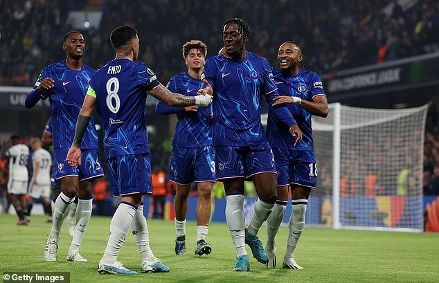 चेल्सीचा माजी स्टार प्रीमियर लीगच्या प्रतिस्पर्ध्यांकडे जाण्यापूर्वी क्लबच्या ‘बॉम्ब स्क्वॉड’चा भाग होण्याबद्दल उघडतो.