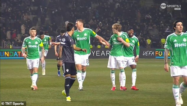 चॅम्पियन्स लीगच्या प्ले-ऑफमध्ये टूनने 5-0 असा विजय मिळविल्यानंतर खेळाडूंनी खेळपट्टी सोडल्यामुळे न्यूकॅसल स्टार्स अँथनी गॉर्डन आणि किरन ट्रिपियर यांना संघसहकाऱ्यांकडून विचित्र संघर्षात वेगळे व्हावे लागले.