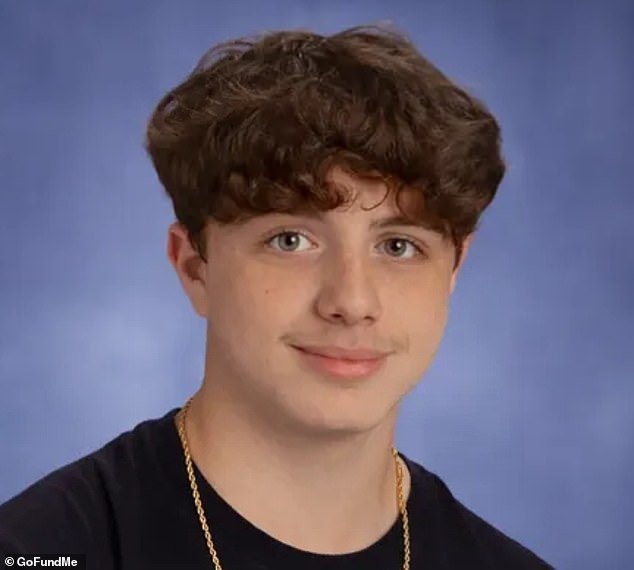 व्हॅलेंटाईन डेच्या दिवशी स्टुडंट ॲथलीट आणि वेदीवर प्रेमाने भरलेल्या 14 वर्षीय मुलाचा ड्रायव्हरने मारला.