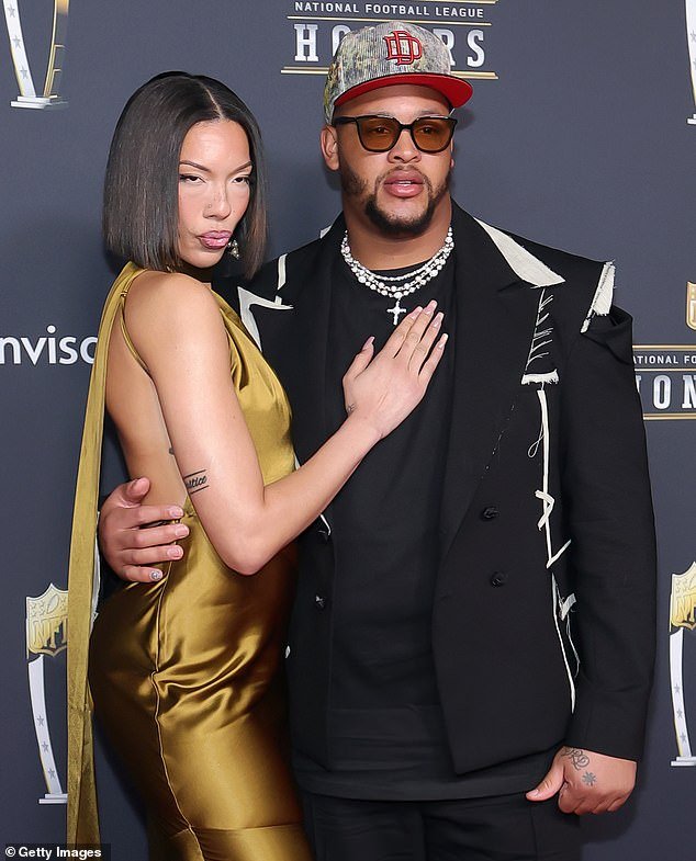 बफेलो बिल्स स्टार डिऑन डॉकिन्सने दावा केला आहे की जेटब्लूच्या कर्मचाऱ्यांनी जंगली सोशल मीडिया पोस्टमधील सामानातून ‘त्याच्या मंगेतराचे दागिने आणि रोलेक्स घड्याळ चोरले’