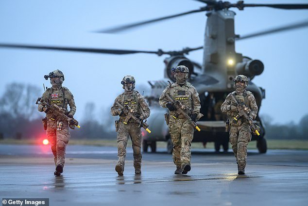 ब्रिटनला ‘1936 च्या क्षणाचा’ सामना करावा लागतो, संरक्षण मंत्र्यांनी पंतप्रधानांना चेतावणी दिली: लष्कर प्रमुख आणि हेरांनी कामगारांच्या दुप्पट खर्चाची मागणी केली आणि ब्रिटीश सैन्याने ‘पोकळ आणि युद्धासाठी अप्रस्तुत’ असल्याचा कडक इशारा दिला.