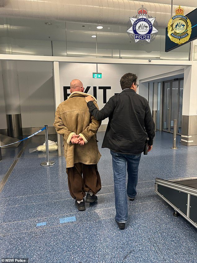 एका ऑस्ट्रेलियन माणसाला सिडनी विमानतळावर अटक करून घरी परतण्याचा प्रयत्न करत असताना तुरुंगात ओढल्याचा धक्कादायक खुलासा