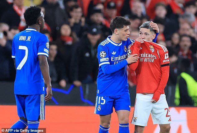 रिअल माद्रिदचा स्टार व्हिनिसियस ज्युनियरला बेनफिका खेळाडूने ‘वांशिक अत्याचार’ केल्यावर माजी प्रीमियर लीग स्टारने खेळाडूंनी चेहरा झाकण्यावर बंदी घालण्याची मागणी केली आहे.