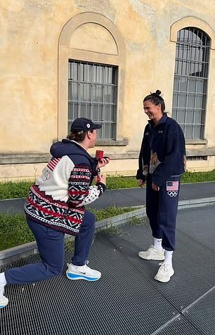 यूएसए हिवाळी ऑलिंपिक स्टारने इटलीतील स्पीडस्केटर मैत्रिणीला प्रपोज केल्यामुळे अंगठीसाठी पदक बदलले