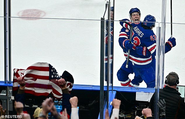 क्विन ह्यूजेसच्या OT गोलने स्वीडनला थक्क केले आणि ट्रम्पच्या भेटीला सुरुवात होताच टीम यूएसएला ऑलिम्पिक हॉकीच्या उपांत्य फेरीत ढकलले