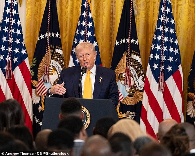 जगातील सर्वात मोठी विमानवाहू नौका मध्यपूर्वेकडे जात असताना ट्रम्प यांनी “इराणवर हल्ला करण्याचे वेळापत्रक” सेट केले