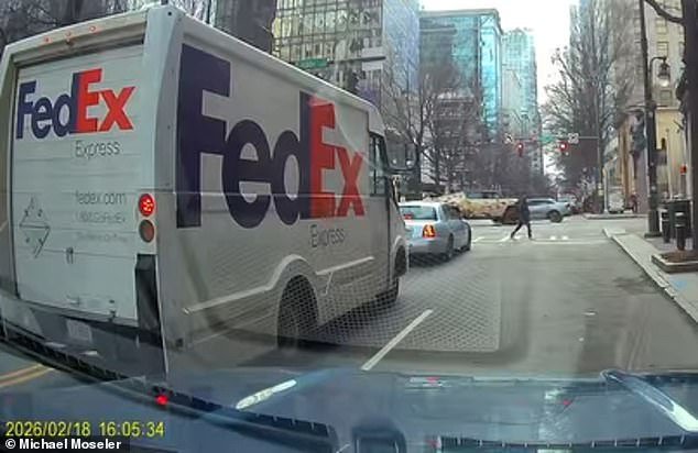 एनबीए स्टार लामेलो बॉल डॅश कॅमवर पकडला गेला तो डाउनटाउन शार्लोटमध्ये त्याच्या वेशातील हमरला क्रॅश करताना