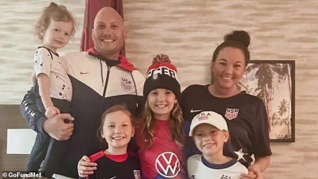 टॉम ब्रॅडीचा मित्र आणि बॅकअप ब्रायन हॉयरने कौटुंबिक शोकांतिका घोषित केली आणि मदतीसाठी हताश विनंती केली