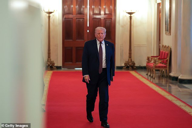 इराक युद्धानंतर युनायटेड स्टेट्स सर्वात मोठे हवाई दल तयार करत आहे कारण ट्रम्प “फक्त काही दिवसांत” इराणवर हल्ला करण्याची तयारी करत आहेत. अध्यक्ष “दोन विनाशकारी हल्ल्याच्या पर्यायांपैकी निवडत आहेत.”