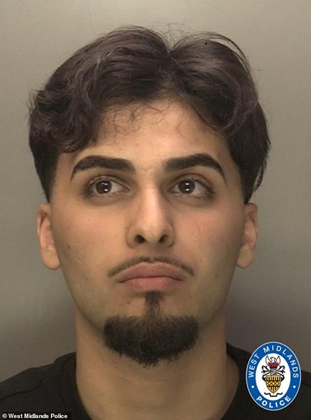 20 वर्षातील महिलेला चाकूने अनेक जखमा सापडल्यानंतर पोलिसांनी 21 वर्षीय पुरुषाचा शोध सुरू केला