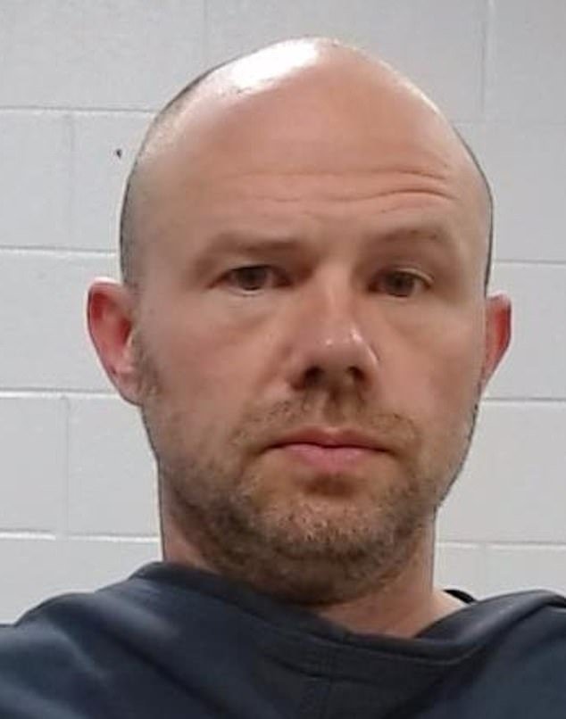 यूएस हिवाळी ऑलिम्पिक फिगर स्केटिंग सुवर्णपदक विजेता अंबर ग्लेनच्या माजी प्रशिक्षकाला लैंगिक अत्याचाराच्या आरोपाखाली अटक करण्यात आली आहे.