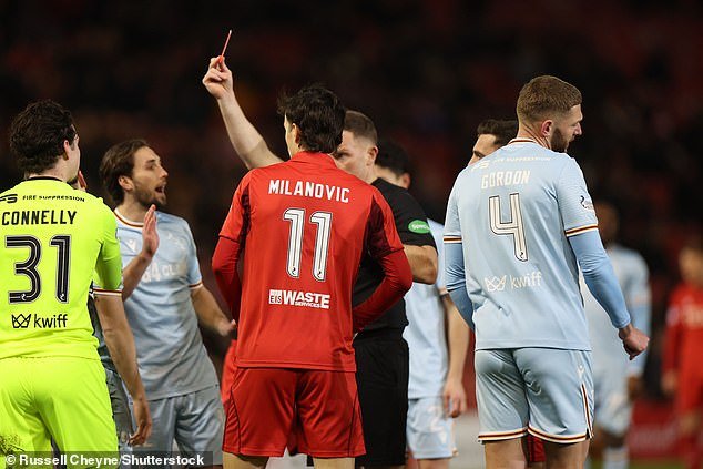 मदरवेलचा बचावपटू पॉल मॅकगिन म्हणतो की स्कॉटिश फुटबॉलची व्हीएआर क्रेझ खूप पुढे गेली आहे… कारण त्याचा प्रसिद्ध भाऊ जॉन सीमेच्या उत्तरेला रेफरी करण्याच्या क्षेत्रात क्रूर पुटडाउनसह प्रवेश करतो