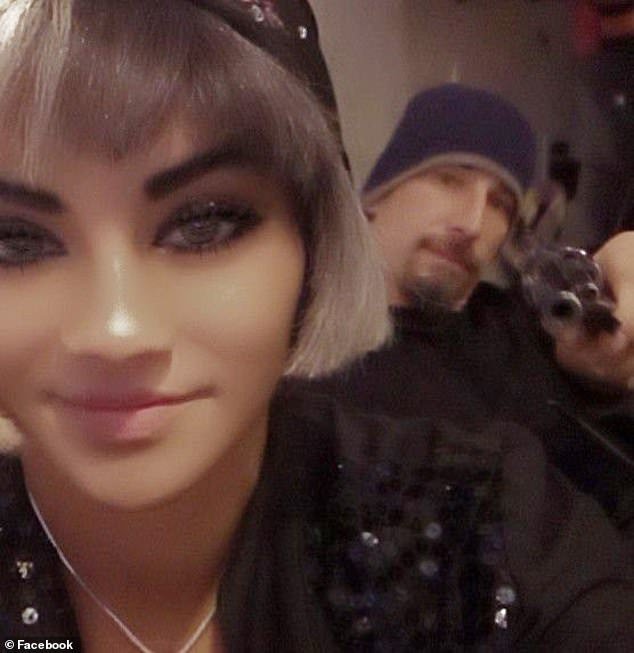 पीडित आई आणि तिच्या प्रियकराच्या अंतिम फोटोमागील भयंकर कथा आणि रेफ्रिजरेटरचा शोध, ज्यामुळे पोलिसांकडून अकल्पनीय प्रतिकार होतो