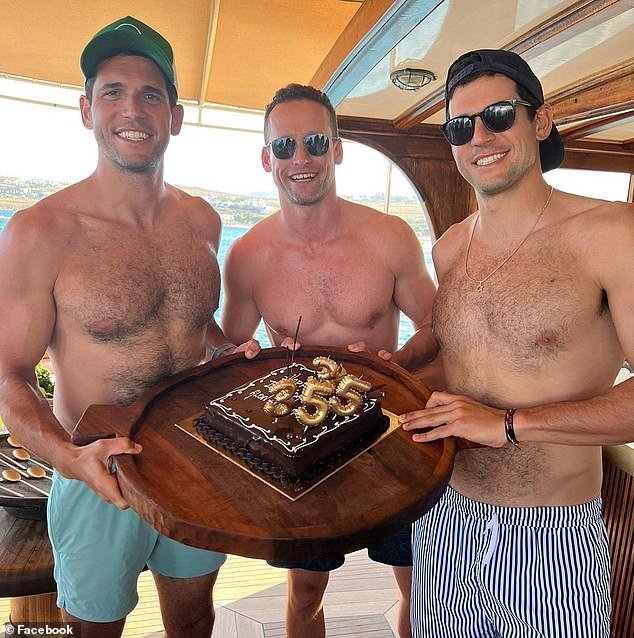 अनेक महिलांवर बलात्कार केल्याचा आरोप असलेल्या तीन प्लेबॉय अलेक्झांडर बंधूंविरुद्ध फिर्यादींनी दोन आरोप सोडले