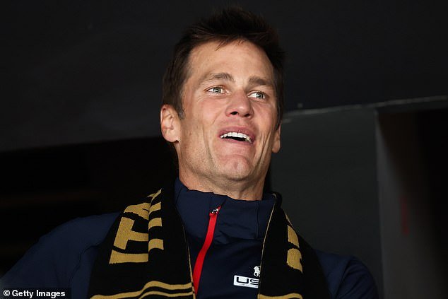 यूएसए आणि कॅनडामधील हिवाळी ऑलिम्पिक हॉकी फायनल शोडाउनमध्ये टॉम ब्रॅडी जेसन आणि काइली केल्समध्ये सामील झाला