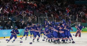 हिवाळी ऑलिम्पिकमध्ये हॉकीमध्ये सुवर्णपदक जिंकण्यासाठी वन्य ओव्हरटाइम थ्रिलरमध्ये कडव्या प्रतिस्पर्ध्यांचा कॅनडाचा पराभव केल्यानंतर टीम यूएसएसाठी चीअर्स