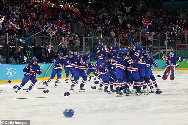 हिवाळी ऑलिम्पिकमध्ये हॉकीमध्ये सुवर्णपदक जिंकण्यासाठी वन्य ओव्हरटाइम थ्रिलरमध्ये कडव्या प्रतिस्पर्ध्यांचा कॅनडाचा पराभव केल्यानंतर टीम यूएसएसाठी चीअर्स