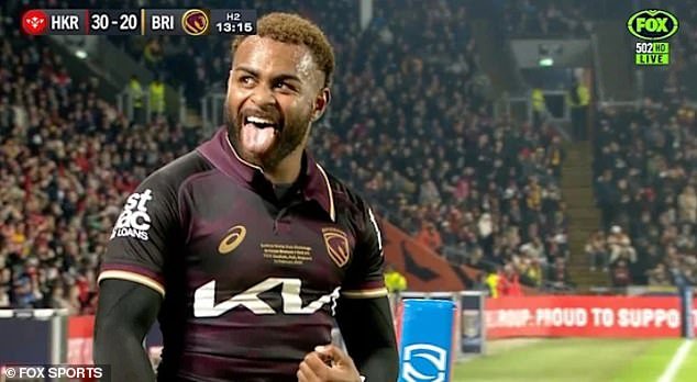 एझरा मम्मने ब्रिस्बेन ब्रॉन्कोसमध्ये LEWD लैंगिक हावभाव करताना पकडले आणि रँक बाहेरील लोकांविरुद्ध धक्का बसला