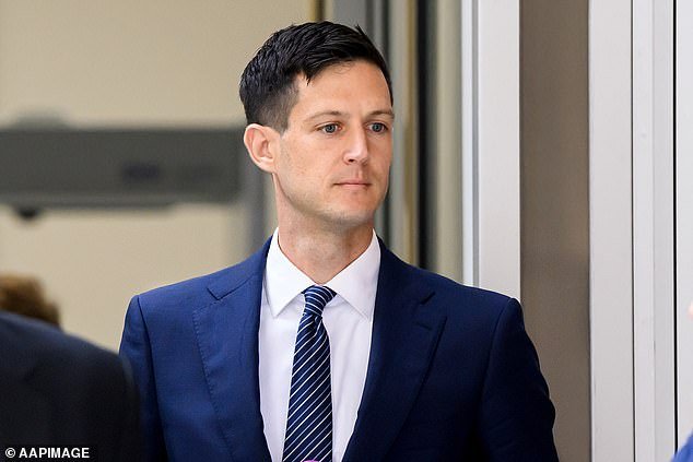 एका ऑस्ट्रेलियन राजकारण्यावर सार्वजनिक बाथरूममध्ये एका मुलावर लैंगिक अत्याचार केल्याचा आरोप आहे