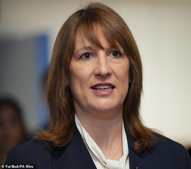 रेचेल रीव्हजच्या कर वाढीमुळे विक्रमी बजेट सरप्लस वितरित करण्यात मदत होते – परंतु कुलपती अजूनही रेकॉर्डवरील पाचव्या-सर्वोच्च कर्जावर देखरेख करतात