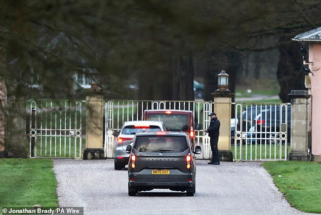 अँड्र्यूच्या पोलिसांना आणखी काय सापडेल? पोलिसांनी दुसऱ्या दिवशी रॉयल लॉजची झडती घेतली आणि गॉर्डन ब्राउनने ‘सेक्स ट्रॅफिकिंग डॉजियर’ फाइल केल्याने लैंगिक गुन्हेगारीचे आरोप वाढत आहेत.