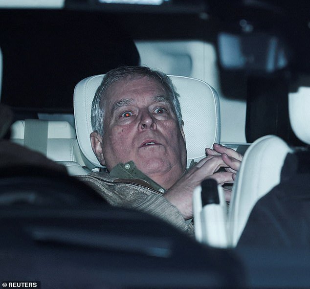 अँड्र्यू माउंटबॅटन-विंडसर यांना राजेशाही वारसामधून काढून टाकले पाहिजे, कॅबिनेट मंत्री म्हणतात की पोलिसांनी तिसऱ्या दिवशी रॉयल लॉजचा शोध घेतला