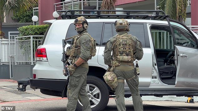 लिव्हरपूलमधील भूमिगत कार पार्कवर पोलिसांनी छापा टाकला आणि घराच्या भयानक हल्ल्यानंतर जवळच्या बसबीमध्ये एका माणसाला अटक केल्याची नाट्यमय दृश्ये.