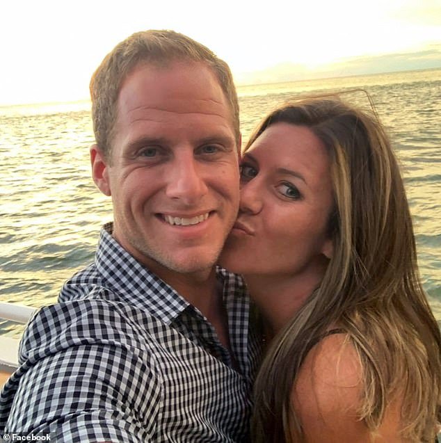 अमेरिकन आयडॉल स्पर्धकाने त्याच्या पत्नीची हत्या केल्यानंतर 911 कॉल दरम्यान हायपरव्हेंटिलेशन ऐकले – परंतु पोलिस आता म्हणतात की त्याने ते केले