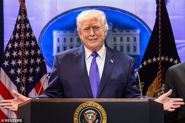 त्यांचे टॅरिफ अधिकार कापले गेल्यानंतर शीर्ष डेमोक्रॅट्सच्या ‘वॉनाब किंगपिन’ ला ट्रम्पचा क्रूर प्रतिसाद