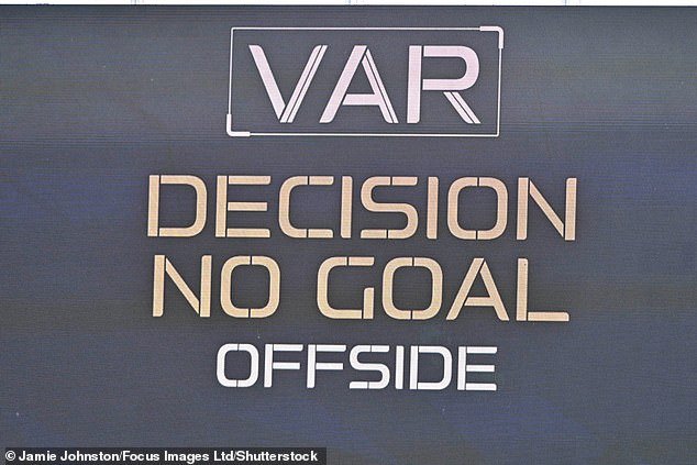 प्रकट: प्रीमियर लीग रेफरींचा VAR तंत्रज्ञानावरील ‘विश्वास गमावल्यामुळे’ गोल नाकारण्यासाठी सहा मिनिटे लागलेल्या गेम
