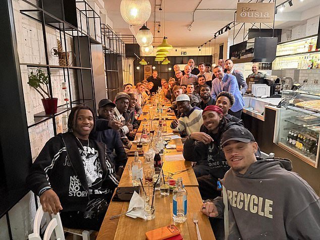 इगोर ट्यूडरची अपरंपरागत उत्तर लंडन डर्बीची तयारी: नवीन टोटेनहॅम अंतरिम व्यवस्थापक क्रंच आर्सेनल संघर्षाच्या आधी त्याच्या निर्वासन-धोक्यात असलेल्या संघाला डिनरसाठी बाहेर घेऊन गेला