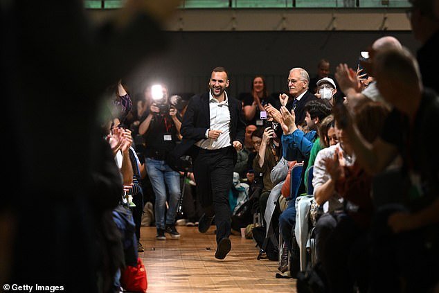 कोकेन, हेरॉइन आणि बलात्कार रसायन GHB सह – सर्व औषधे कायदेशीर केली जावीत असे ग्रीन्सचे म्हणणे असल्याने अत्यंत निषेध