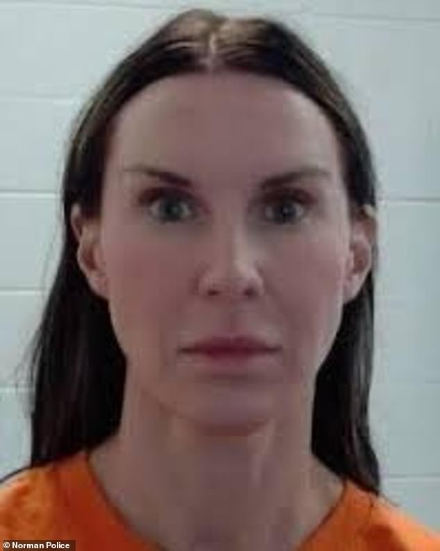 ओक्लाहोमाच्या वकिलाची पत्नी ज्याला अपघात झाला आणि 20 वर्षीय महिलेने गंभीर जखमी केले त्या महिलेने 5 दशलक्ष डॉलर्स ब्लड मनी भरल्या आहेत… आणि तिच्या आठ वर्षांच्या शिक्षेचे फक्त 73 दिवस पूर्ण केले आहेत.