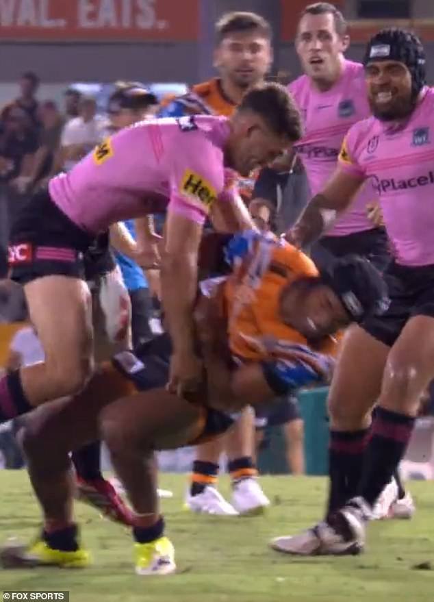 फुटी मीडिया व्यक्तिमत्वाने डॉल्फिन फॉरवर्डसाठी मोठ्या बंदीची मागणी केल्यानंतर नॅथन क्लीरी एनआरएल हंगामाची सुरुवात चुकवणार आहे