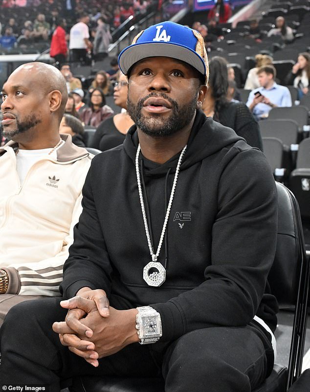 फ्लॉइड मेवेदर परत आला आहे! अपराजित चॅम्पियन माईक टायसन सोबत आगामी सामना संपल्यानंतर बॉक्सिंगमध्ये परत येईल