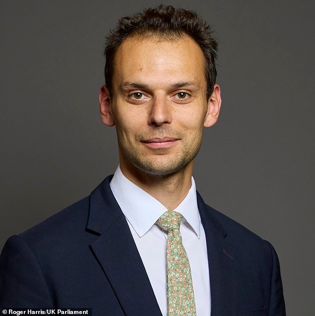 पत्रकारांची बदनामी करण्याच्या घोटाळ्यात अडकलेल्या कामगारमंत्र्यांचा राजीनामा