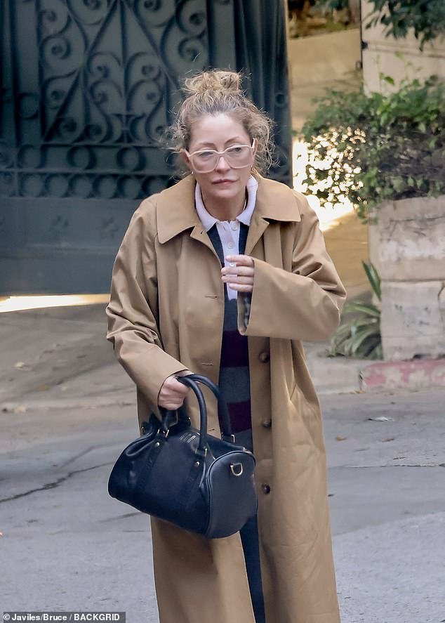 एरिक डेनची शोकग्रस्त विधवा, रेबेका गेहार्ट, अभिनेत्याच्या मृत्यूनंतर प्रथमच दिसली कारण मित्रांनी जोडप्याच्या मुलींना आधार देण्यासाठी $250,000 GoFundMe लाँच केले.