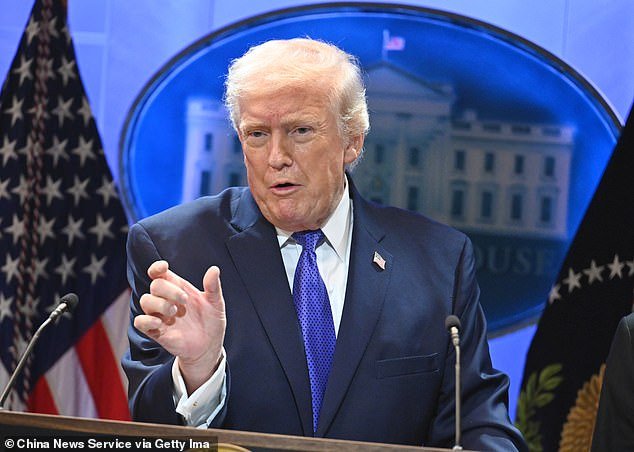 ऐतिहासिक न्यायालयाच्या निर्णयानंतर डोनाल्ड ट्रम्पच्या धाडसी जागतिक टॅरिफ हालचालीवर ऑस्ट्रेलियाची प्रतिक्रिया: ‘अयोग्य’