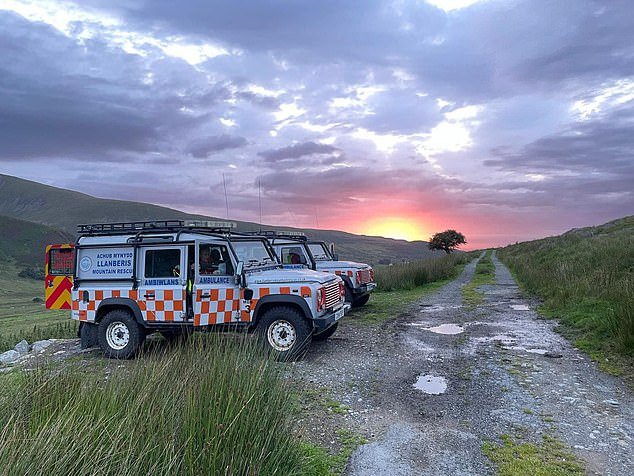 स्नोडोनियामध्ये 19 आणि 20 या बेपत्ता पुरुषांच्या शोधात दोन मृतदेह सापडले, माउंटन रेस्क्यू टीम बर्फ आणि बर्फाशी लढत असताना