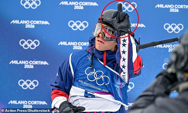 हिवाळी ऑलिम्पिकच्या चाहत्यांनी ट्रम्प-बॅशिंग स्की स्टारला त्याच्या सार्वजनिक निषेधात लाजिरवाणे तपशील सापडल्यानंतर ते चालू केले